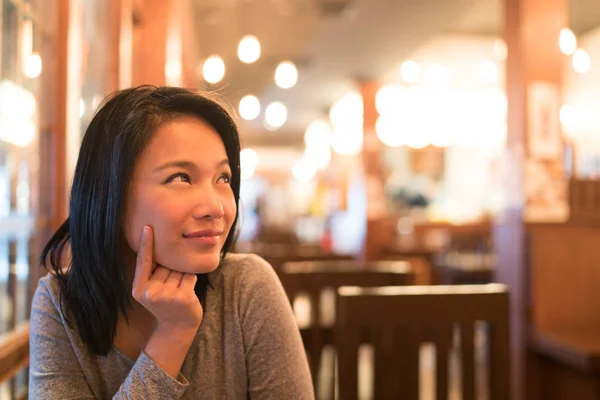 Tanned chica asiática pensando y mirando hacia arriba para copiar el espacio, preguntándose menú para la cena, restaurante concepto de publicidad —  Fotos de Stock
