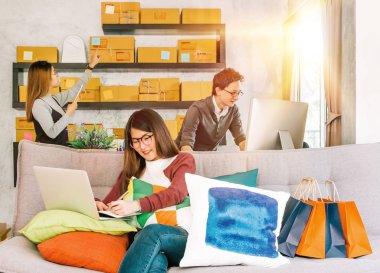 Gençlerin grup online pazarlama alışveriş teslim veya ev iş ekip çalışması kavramı evde, başlangıç küçük iş için çalışmaya etkin