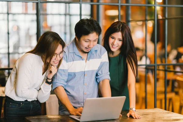 Gruppe junger asiatischer Geschäftskollegen im lockeren Teamgespräch, Startup-Projekt-Business-Meeting oder glücklichem Teamwork-Brainstorming-Konzept, mit Kopierraum, Tiefenschärfeeffekt, Fokus auf den Mann — Stockfoto