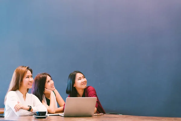 Drei schöne asiatische Mädchen, die nach oben schauen, um Platz zu kopieren, während sie im Café arbeiten, moderner Lebensstil mit Gadget-Technologie oder berufstätige Frau an Casual Business-Konzept — Stockfoto