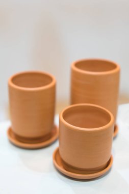 Açık olan üç boş kil bardak, seçici odak