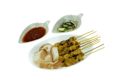 Tatlı ve ekşi ve fıstık sosu, izole üzerinde beyaz arka plan, Asya veya Tay gıda kavramı ile marine edilmiş domuz eti satay ızgara