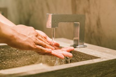 Adam yıkama kamu tuvaletinde eller. Modern Wc sıhhi veya hijyenik sağlıklı yaşam konsepti