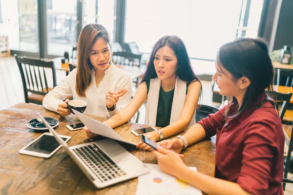 Grupo Jóvenes Mujeres Asiáticas Estudiantes Universitarias Reuniones Negocios Serias Debates — Foto de Stock