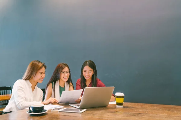 Tres hermosas chicas asiáticas que utilizan el ordenador portátil en la reunión de negocios del equipo, compañeros de trabajo o estudiante universitario, discusión del proyecto de inicio o el concepto de tormenta de ideas de trabajo en equipo, cafetería u oficina moderna con espacio para copiar — Foto de Stock