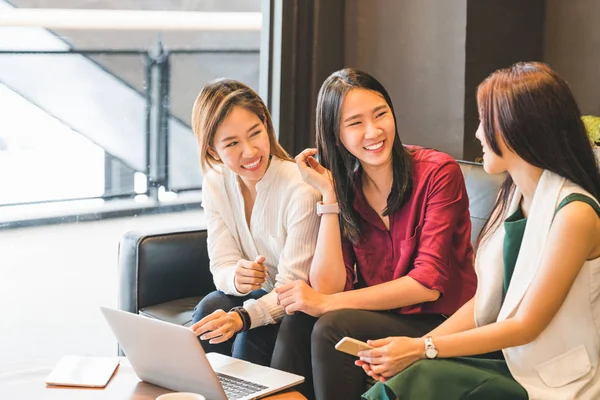 Drei schöne asiatische Mädchen, die auf dem Sofa im Café oder Café miteinander plaudern. Klatsch und Tratsch, lässiger Lebensstil mit Gadget-Technologie, Start-up-Sme, Studenten oder berufstätige Geschäftsfrau — Stockfoto