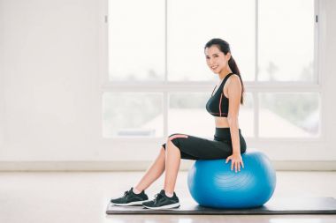 Seksi genç Asyalı kız egzersiz, temiz ev jimnastik salonu, fitness baloda gülümseme spor kulübü. Yoga aerobik sınıfına, spor eğitmeni, kilo kaybı, yağ yakma veya sağlıklı welness yaşam tarzı kavramı. Kopya alanı ile