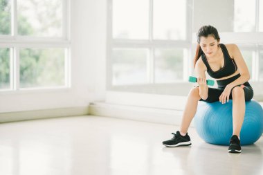 Seksi Asyalı kız ile Halter fitness Ball kopya alanı, spor ve sağlıklı yaşam konsepti ile fitness salonunda egzersiz