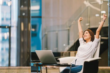 Güzel Asyalı kız kutlamak ile dizüstü bilgisayar, el uzatmak veya bitiş iş başarı poz, eğitim veya teknoloji veya başlangıç iş kavramı, modern ofis veya kopya alanı ile oturma odası