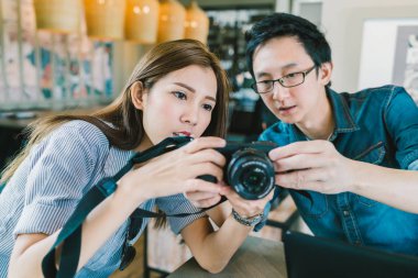 Birlikte kahve dükkanında, modern araç teknoloji kavramı, aynasızlar dijital kamera kullanmayı öğrenme genç Asyalı çift kız, alan etkili derinliği odaklanmak
