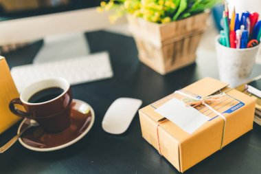 Ev iş başlangıç çalışma masası. KOBİ e-ticaret ambalaj teslim, online pazarlama, ya da kavram serbest