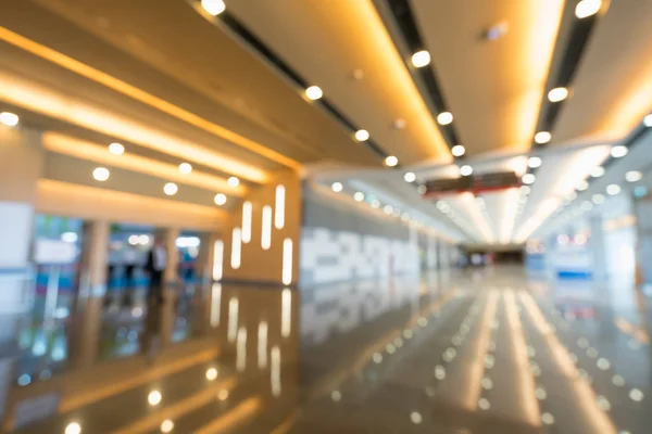 Blurred, defocused bokeh background of grand hallway, exhibition hall, or trade show event. International convention center, modern interior architecture, or commercial tradeshow organizer concept — Stock Photo, Image