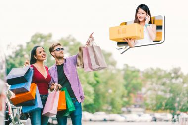 Mutlu çok etnik alışveriş çantası, beyaz adam noktası genç küçük işletme sahibi Bayan, çiftle satmak ürünler üzerinde hareket eden telefon. E ticaret, Alışverişkoliğin modern yaşam tarzı ya da kavram pazarlama online alışveriş