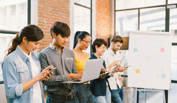 Grupo multiétnico diverso de adultos jóvenes felices que utilizan dispositivos de tecnología de la información juntos. Cultura moderna de estilo de vida, negocios casuales, personas creativas, educación, concepto de red de redes sociales — Foto de Stock