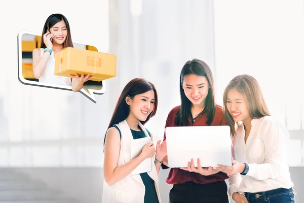 Fiatal ázsiai nők vagy munkatársai segítségével a laptop számítógép vásárlással együtt. Üzleti tulajdonos lány erősítse meg a beszerzési rendelés, küld termék csomag szállítását. E-kereskedelem, e-fizetés, vagy elkezd koncepció — Stock Fotó