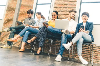 Smartphone, dizüstü bilgisayar, dijital tablet birlikte kullanan genç ve yetişkin kişiler çok ırklı çeşitli grup. Bilgi teknoloji gadget, eğitim, sosyal ağ kavramı ile modern yaşam tarzı