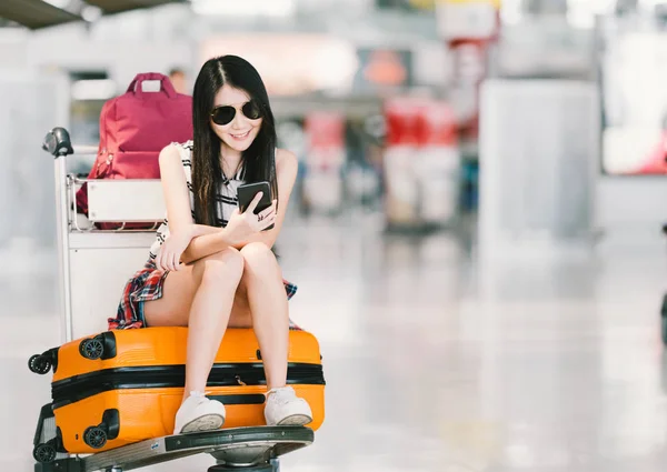 Ung Asiatisk Flicka Med Smartphone Väntar Flyg Flygplatsen Sitter Bagage — Stockfoto
