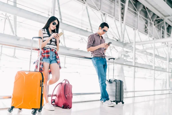 Ung Asiatisk Man Och Kvinna Med Smartphone Kontrollerar Flyg Eller — Stockfoto