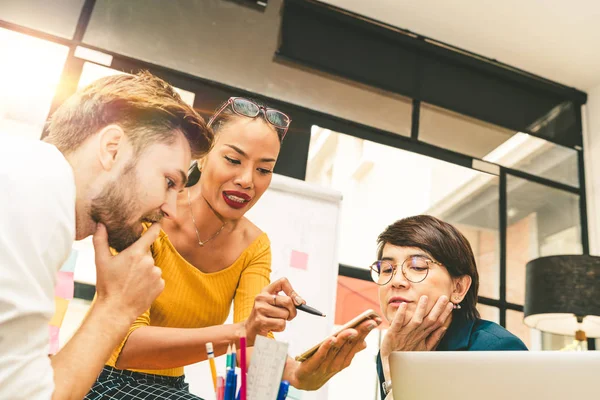 Gruppo Eterogeneo Multietnico Team Creativi Uomini Affari Occasionali Studenti Universitari — Foto Stock