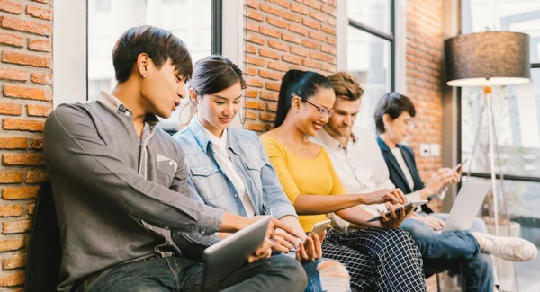 Multiethnisch Gemischte Gruppe Junger Und Erwachsener Menschen Die Gemeinsam Smartphone — Stockfoto