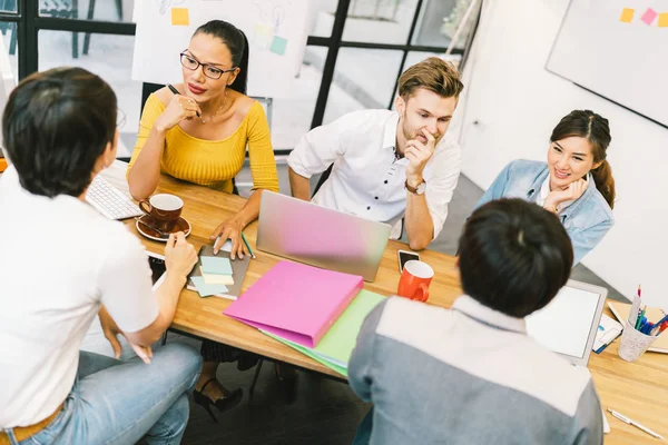 Multietniskt mångskiftande grupp av människor i arbete. Kreativa team, casual business medarbetare eller högskolestudenter i strategiskt möte eller projektet brainstorma diskussion på kontor. Start eller teamwork koncept — Stockfoto