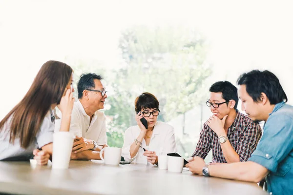 Mångskiftande grupp av fem asiatiska näringsidkare i team möte på kafé eller moderna kontor. Strategiska brainstorm, småföretagare, familj talk, informationsteknik eller sociala livsstilskoncept — Stockfoto