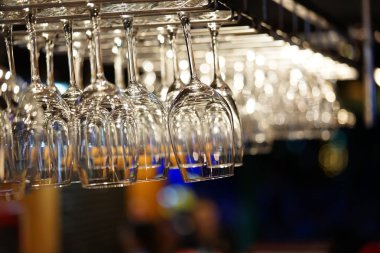 Raf bokeh arka plan ile Bar asılı boş şarap bardağım. Modern Restoran, mutfak eşyaları veya romantik bir akşam yemeği kavramı