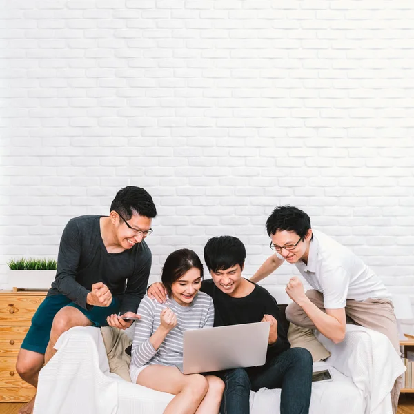 Grupo Jóvenes Asiáticos Aplaudiendo Juntos Uso Ordenador Portátil Casa Con — Foto de Stock