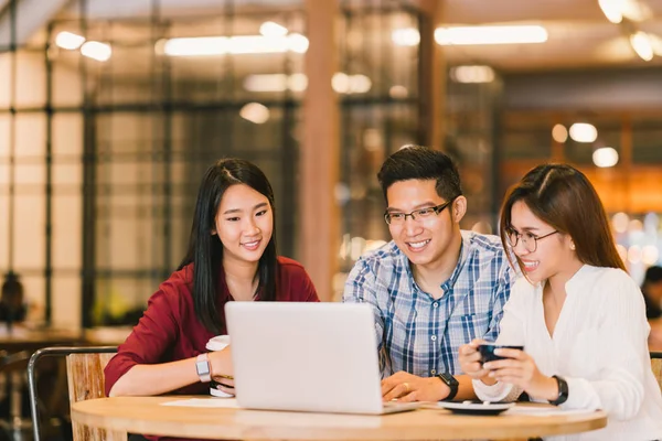 Junge Asiatische Studentengruppen Oder Mitarbeiter Die Gemeinsam Laptop Computer Café — Stockfoto