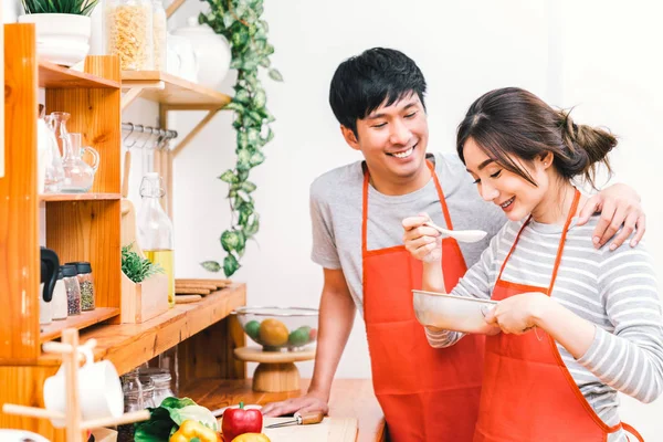 Genç Asyalı Güzel Çift Birlikte Evde Mutfak Yemek Yemek Yemek — Stok fotoğraf