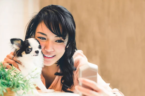 Hermosa Mujer Asiática Tomando Selfie Con Lindo Perro Chihuahua Casa — Foto de Stock