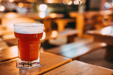 Meyve aromalı bira meyve suyu veya restoran masada bulanıklık bokeh arka plan üzerinde kopya alanı ile. Mutlu olay kutlamalar, pub, akşam yemeği veya alkollü içecekler reklam kavramı, gece hayatı