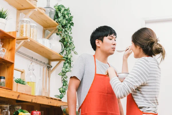 Genç Asyalı Güzel Çift Birlikte Evde Mutfak Yemek Hazırlamak Yemek — Stok fotoğraf