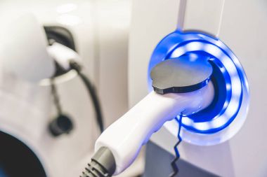 Elektrikli araç şarj istasyonu sistem üzerinde beyaz modern araba güç depolamak. Gelişmiş hibrid otomobil için ev yakıt. Otomobil endüstrisi yeni teknoloji, temiz enerji veya çevre koruma kavramı