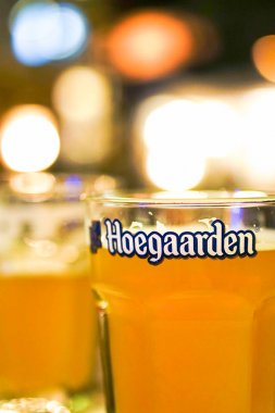 Bangkok, Tayland - 19 Şubat 2015: Hoegaarden bira cam bir restoran barda Bangkok, Cuma gecesi partisinde bokeh arka plan bulanıklık