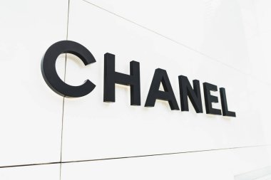 Bangkok, Tayland - 26 Nisan 2018: Önünde Chanel butik mağaza Emquartier alışveriş merkezi Bangkok, Tayland, Chanel marka logosu