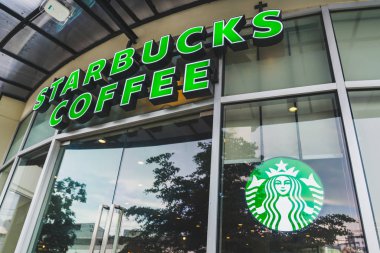 Bangkok, Tayland - 6 Mayıs 2018: Starbucks kahve markası ve logosu, Bangkok, Tayland bir şube. Starbucks en büyük uluslararası kahve dükkanı zinciri iş dünya çapında biridir