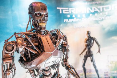 Bangkok, Tayland - 25 Ekim 2019 Terminatör Dark Fate film reklam kabini ve sinemada T-800 robot makine modeli heykeli