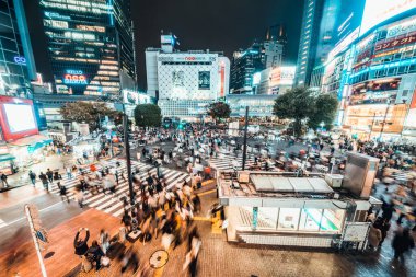 Tokyo, Japonya - 3 Kasım 2019: kalabalık insanlar yürüyor, Shibuya 'da trafik geceleri karışıyor. Tokyo turistik merkezi, Japonya turizmi, Asya ulaşımı veya Asya şehir yaşamı kavramı