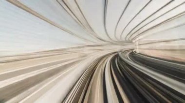 Otomatik trenin hızlandırılmış 4k 'lık bakış açısı Japonya, Tokyo' daki Odaiba 'daki Gökkuşağı Köprüsü' nden geçiyor. Gelişmiş ulaşım sistemi, Asya turizmi, ulaşım teknolojisi kavramı