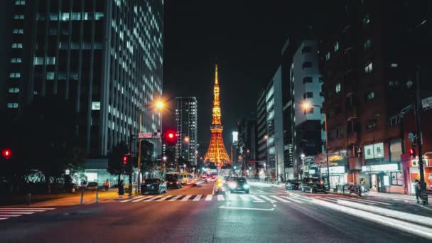 Aydınlatılmış Tokyo Kulesinin Uhd Zaman Atlaması Gece Araba Trafiğinin Hafif — Stok video