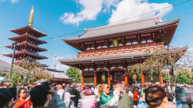 Japonya 'nın Asakusa Tokyo kentindeki Senso-ji tapınağında yürüyen 4k Uhd hızlandırılmış insanlar. Japon turizm merkezi, Asya seyahat merkezi veya Tokyo Yaz Olimpiyatları 2020 Turizm Konsepti
