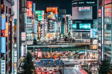 Tokyo, Japonya - 1 Kasım 2019: Shinjuku 'nun Kabukicho semtinde araba trafiği, tren ulaşımı, Tokyo gece manzarası yüksek açı manzarası. Japonya turistik merkezi, Asya turizmi, Asya şehir hayatı konsepti