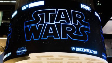 Bangkok, Tayland - 30 Kasım 2019: Skywalker 'ın Yükselişi filmlerinin logo reklamları sinema salonundaki Led ekranında. Film reklamı ya da film endüstrisi konsepti