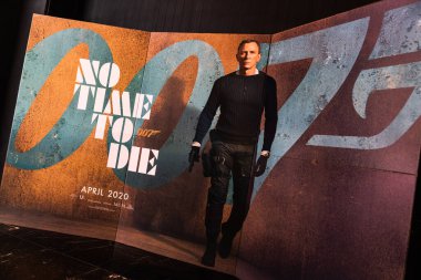 Bangkok, Tayland - 20 Aralık 2019: James Bond 007 Ölüme Zaman Yok filmleri, sinema salonundaki poster standı reklamları. Film reklamı ya da film endüstrisi konsepti