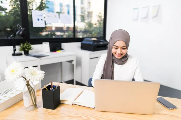 Mulher Muçulmana Asiática Bonita Trabalhando Usando Laptop Escritório Moderno Proprietário — Fotografia de Stock