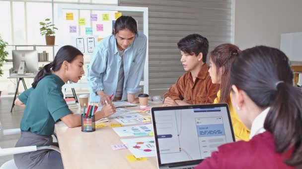 Les Jeunes Entreprises Asiatiques Équipe Créative Travaillent Ensemble Projet Conception — Video