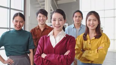 Genç iş adamlarının 4K portresi güzel Asyalı kadın kolları çaprazlanmış modern gündelik ofiste birlikte gülümsüyorlar. Organizasyon takım çalışması, şirket Ceo yöneticisi, ya da işletme sahibi konsepti