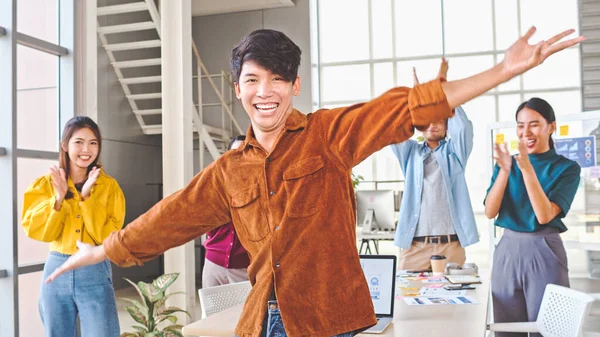 Щасливий Азіатський Молодий Чоловік Співпрацівниця Танцює Плескає Сучасному Офісі Робоча — стокове фото