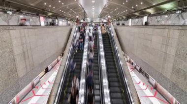 Singapur 'daki MRT metro istasyonunda yürüyen ve yürüyen Asyalıların 4K zaman atlaması. Toplu taşıma, Asya günlük şehir hayatı, ya da banliyö yaşam tarzı konsepti. Uzaklaştır